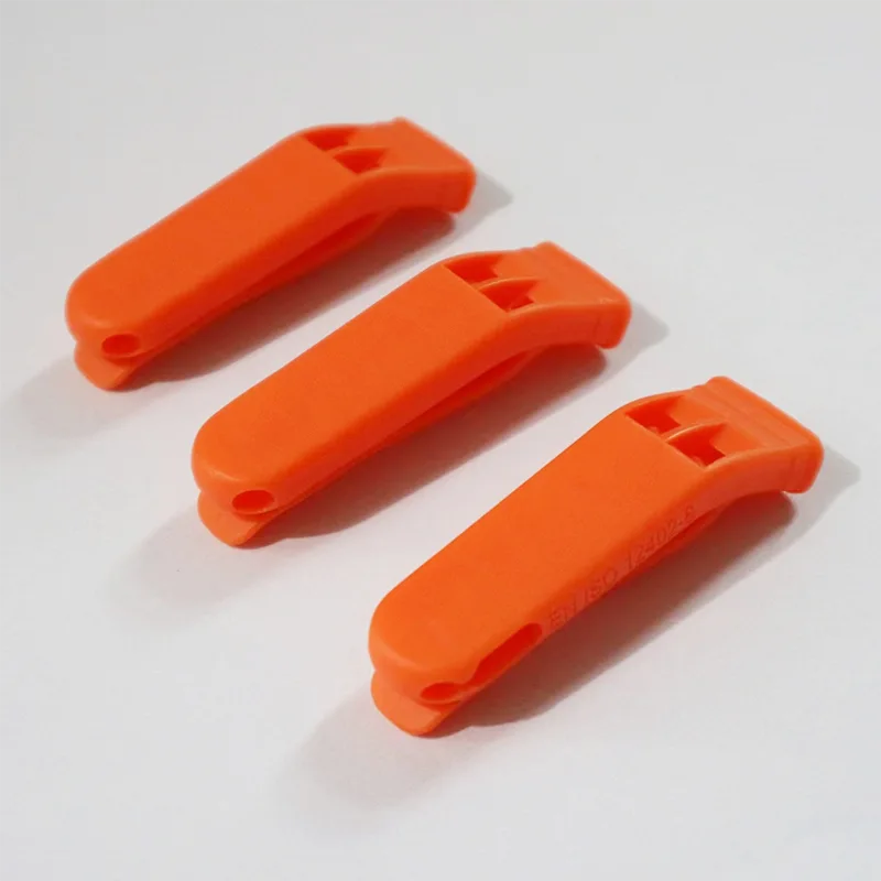 Ano ang gawa sa mga plastic whistles?